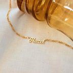 Mellow Name Necklace in Figaro Chain Silver 18K Gold Plated