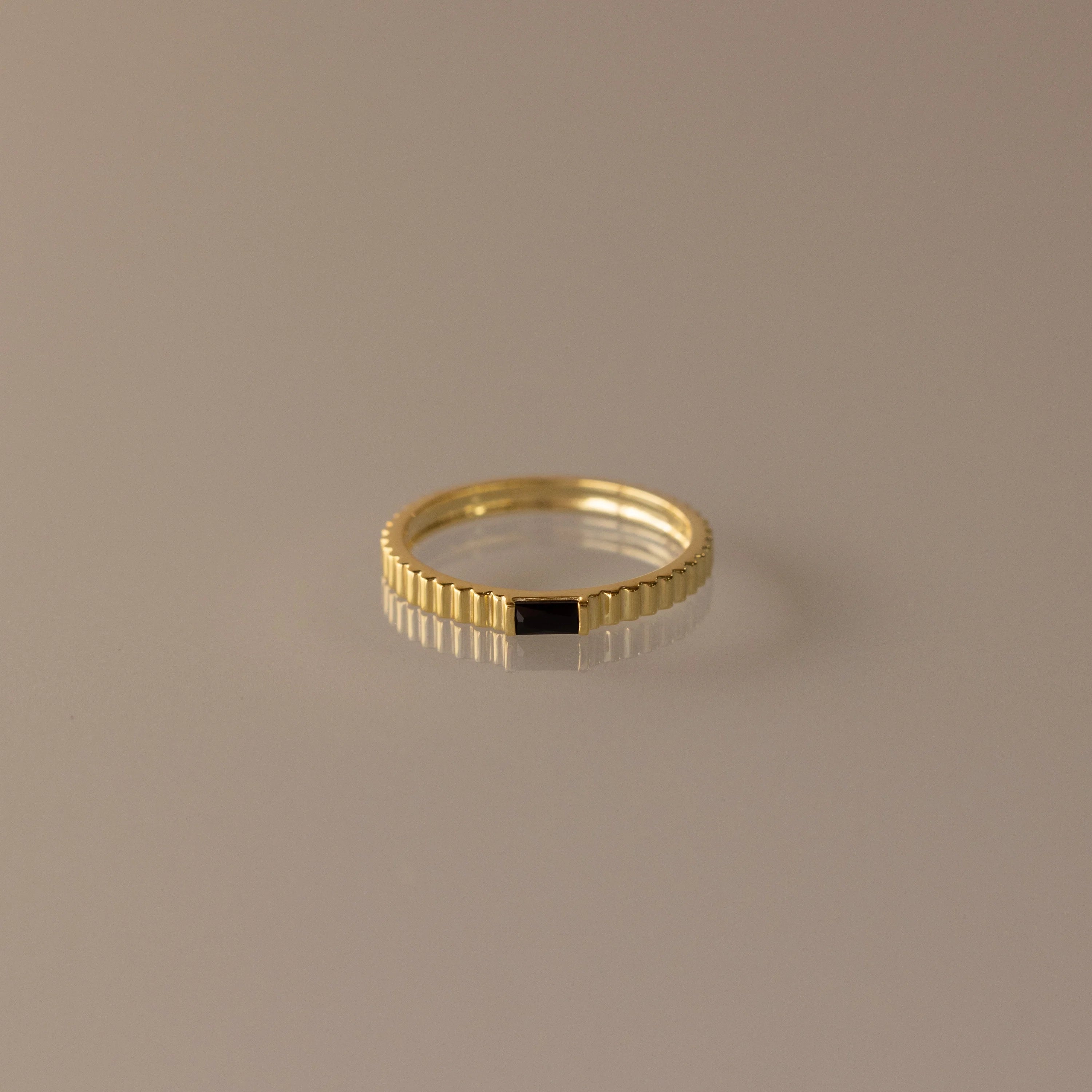 Onyx Ribbed Ring Silver 18K Gold Plated