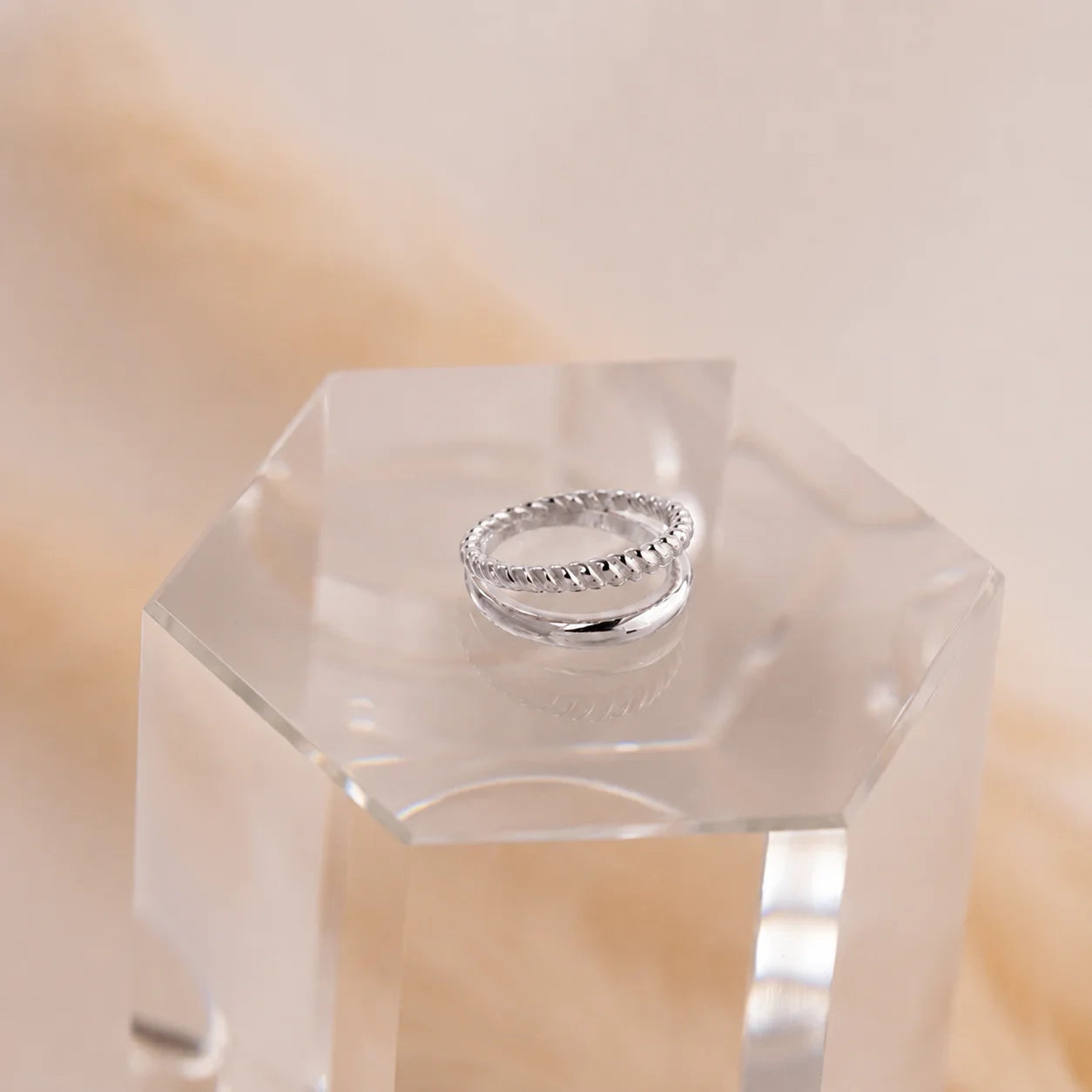 Dynamic Duo: Bold Fusion of Solid and Twisted Bands in the Minimalist Duo Ring