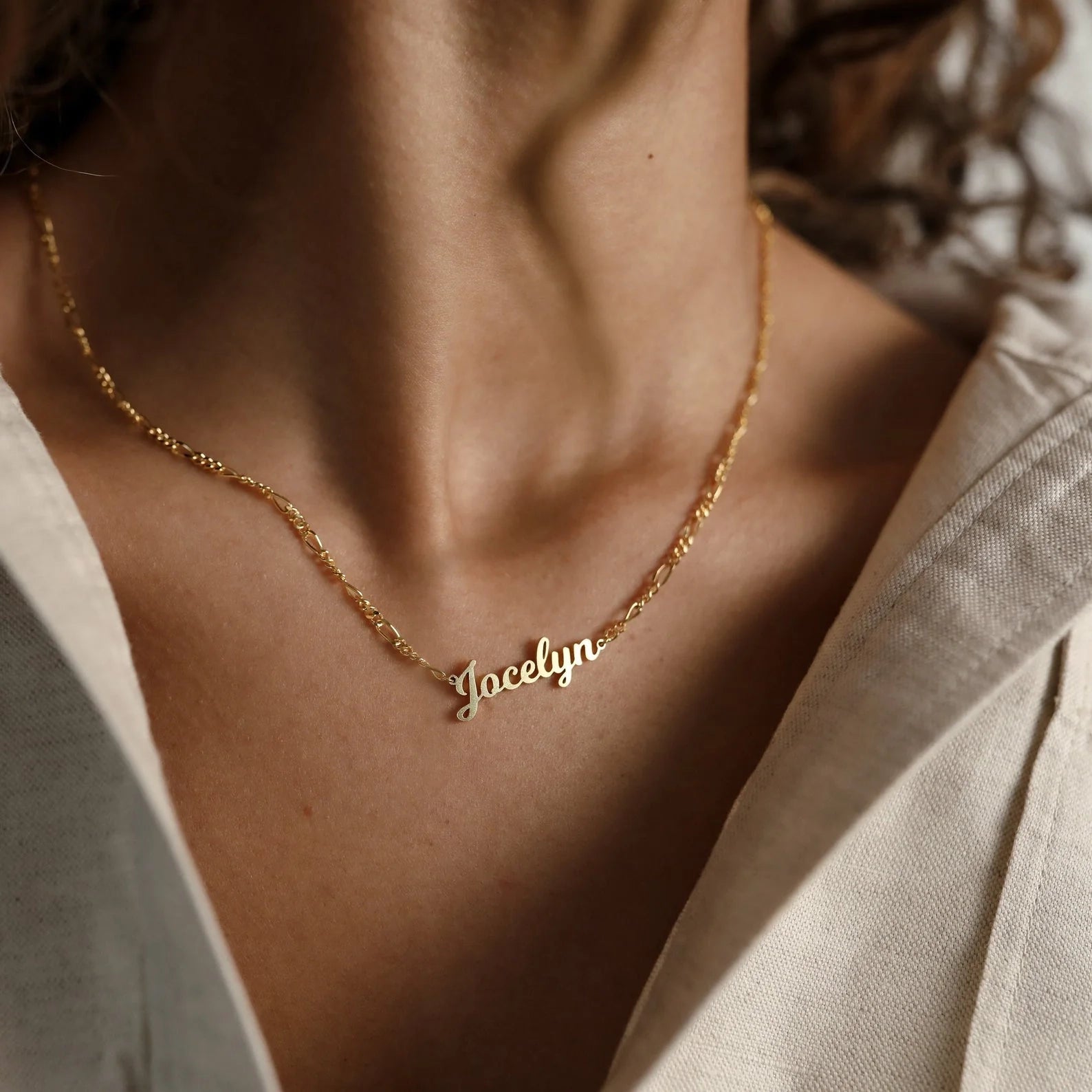 Mellow Name Necklace in Figaro Chain Silver 18K Gold Plated