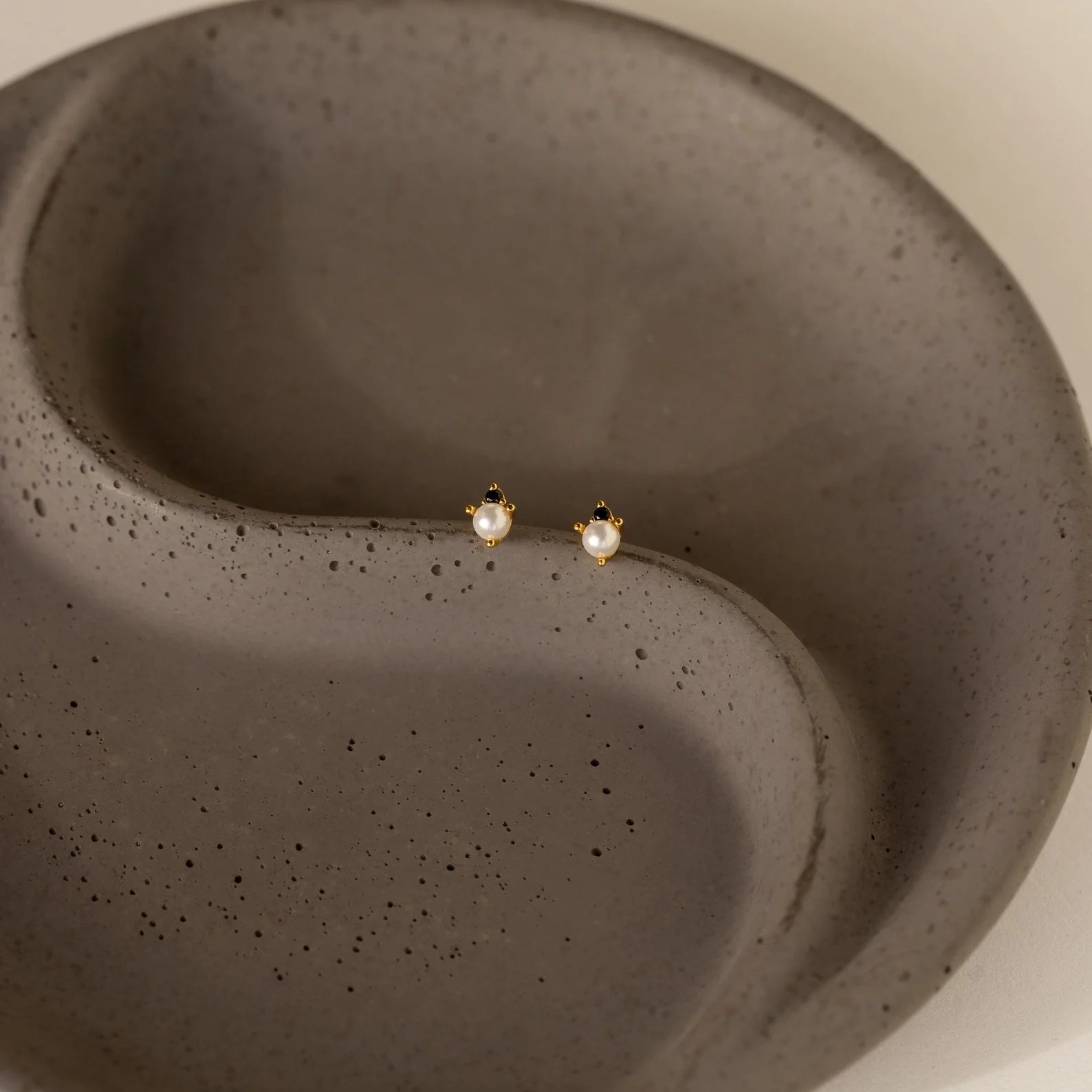 Raindrop Pearl Onyx Studs Silver 18K Gold Plated