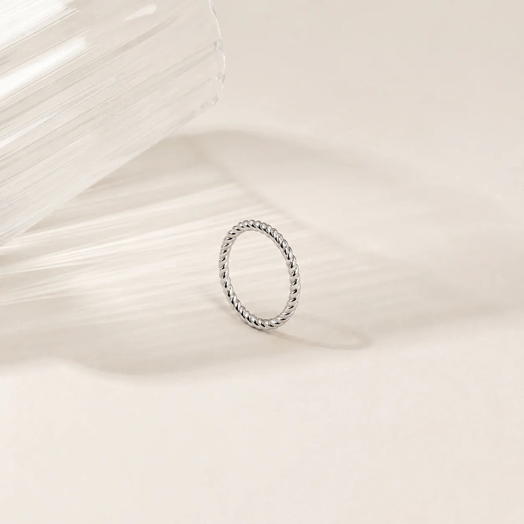 Lea Twisted Band Ring