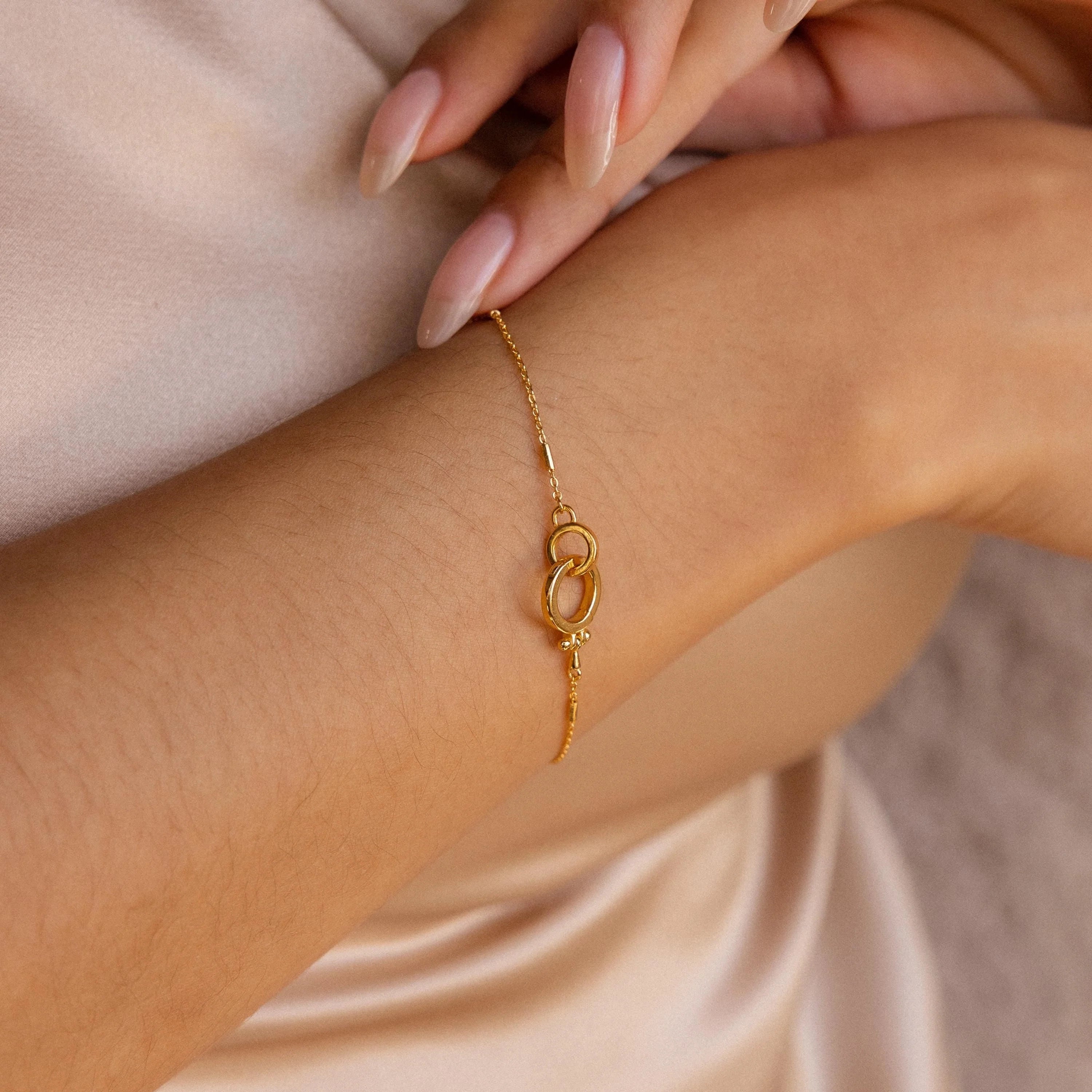 Hinged Circle Pendant Bracelet