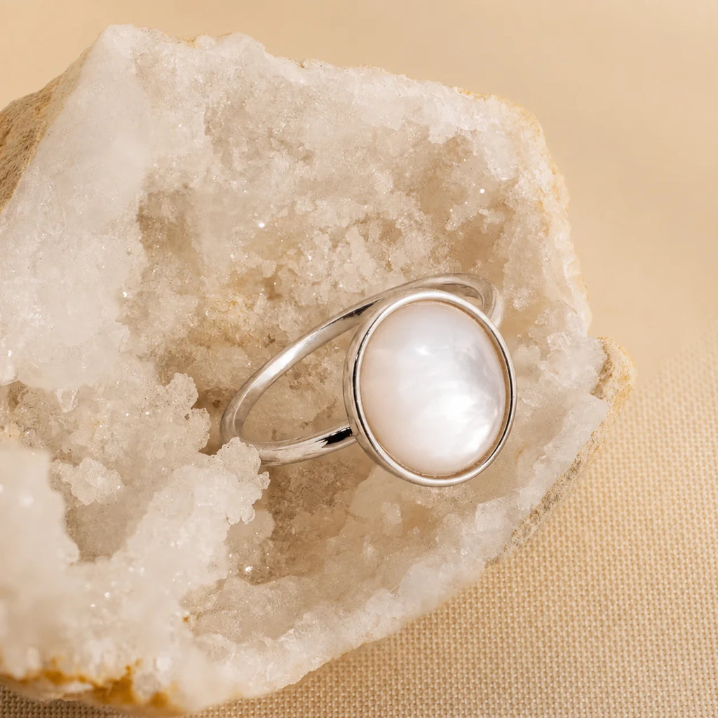 Vintage Elegance: Mother of Pearl Signet Ring