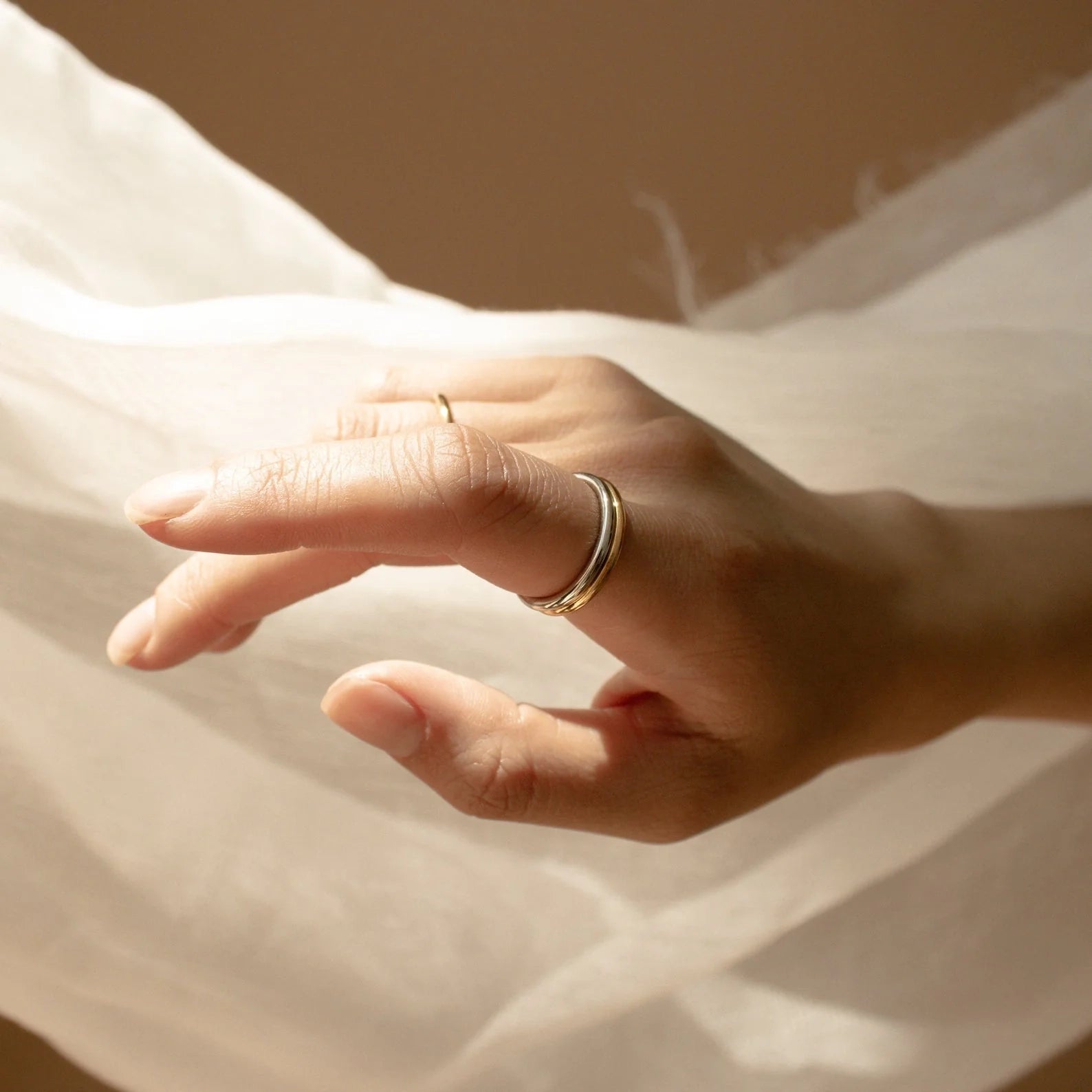 Delicate Knuckle Ring: Minimalist Beauty