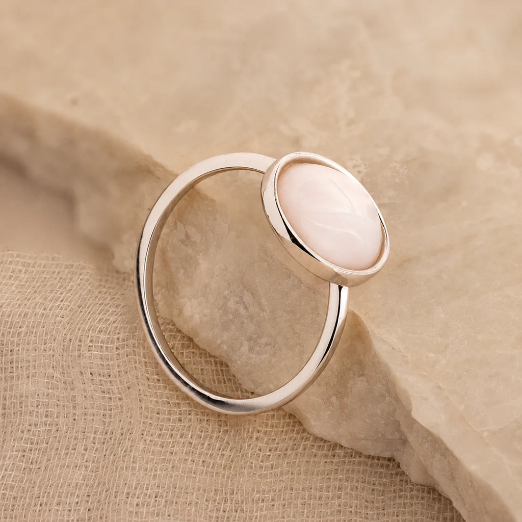 Vintage Elegance: Mother of Pearl Signet Ring